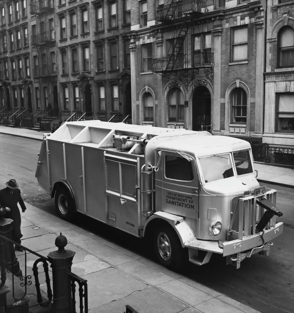 NYC-vintage-garbage-truck پشت پرده ناپدید شدن زبالهها؛ غولهای ۲۷ تنی که شهر را نجات میدهند! | موبوگیم