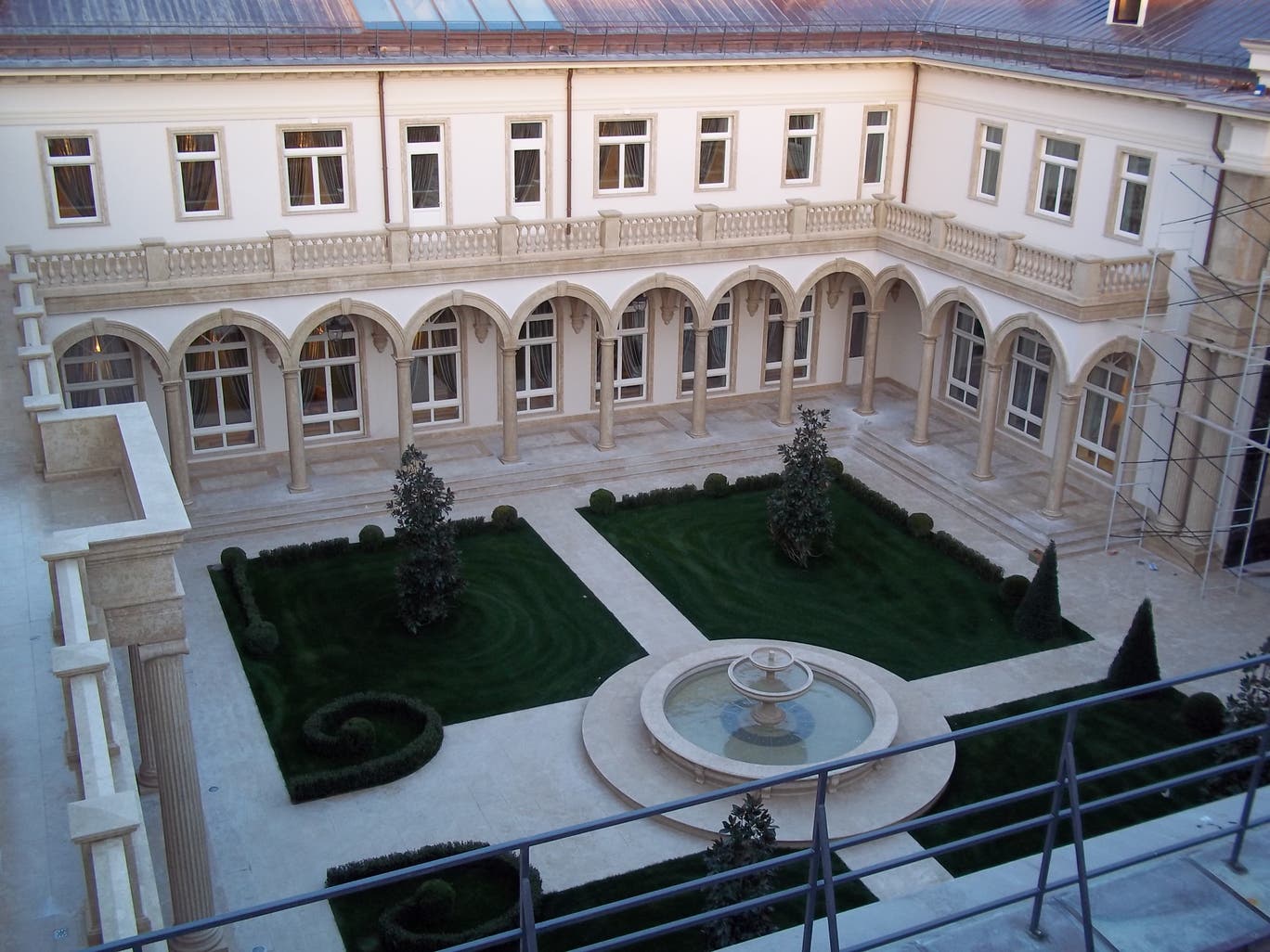 Putin_palace_courtyard-7891a46f تماشا کنید: اوکراین سامانه پدافندی اقامتگاه مجلل پوتین را منهدم کرد | موبوگیم