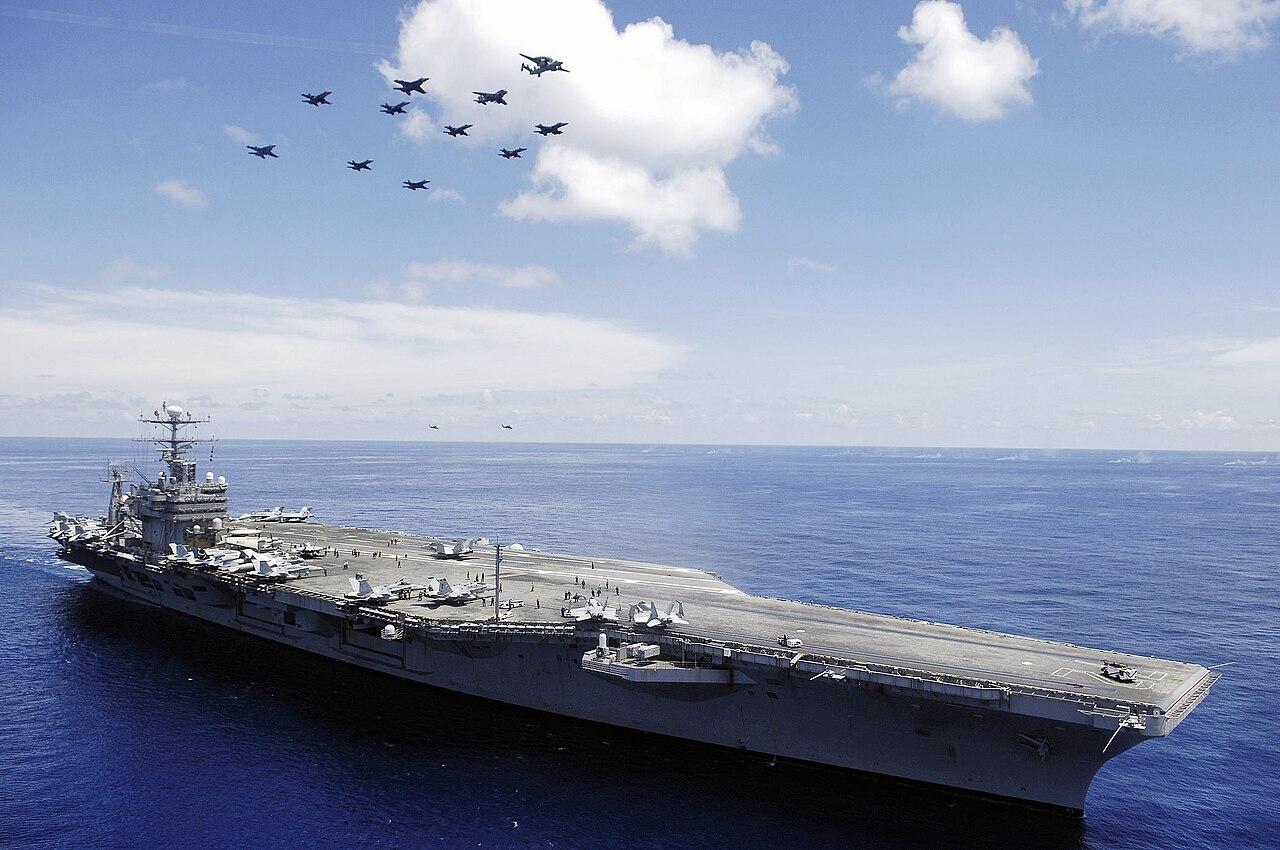 USS_Abraham_Lincoln_CVN-72_underway_in_the_South_China_Sea_on_8_May_2006_060508-N-4166B-030 اعزام ناو آبراهام لینکلن چقدر هزینه روی دست آمریکا میگذارد؟ | دیجینوی