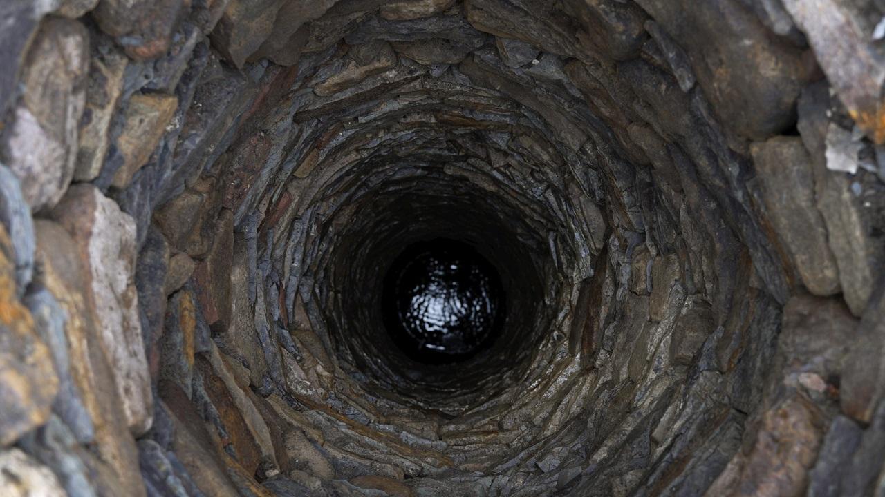 medieval-well-sheffield-castle-drone-1 کشف یک چاه مرموز ۲۵۰۰ ساله؛ مجسمهها و بقایای انسان در دل آن پیدا شدند | دیجینوی