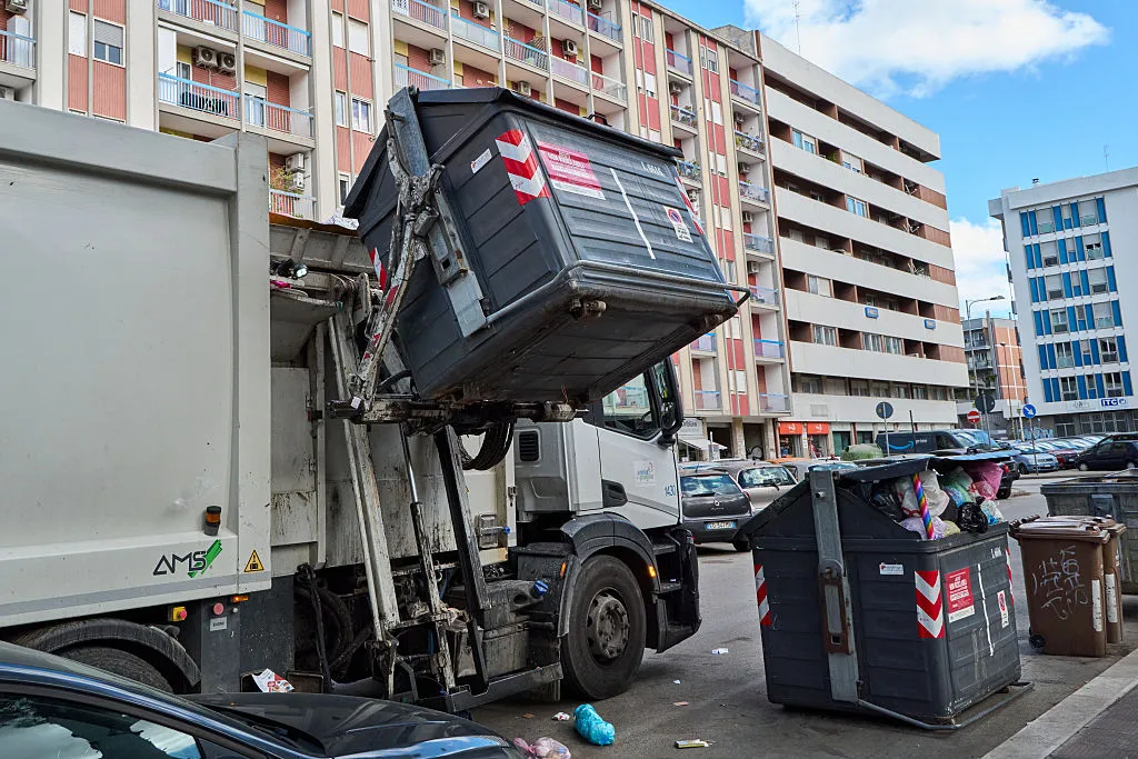 side-loaded-garbage-truck پشت پرده ناپدید شدن زبالهها؛ غولهای ۲۷ تنی که شهر را نجات میدهند! | موبوگیم